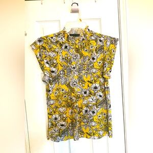 PRE-OWNED Adrienne Vittadini Women Top/Blouse in Yellow w/ Floral Designs in Med